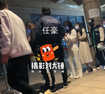 任豪八字回應插隊太敷衍，腿腳利索卻稱扭傷，強行賣慘搞特殊