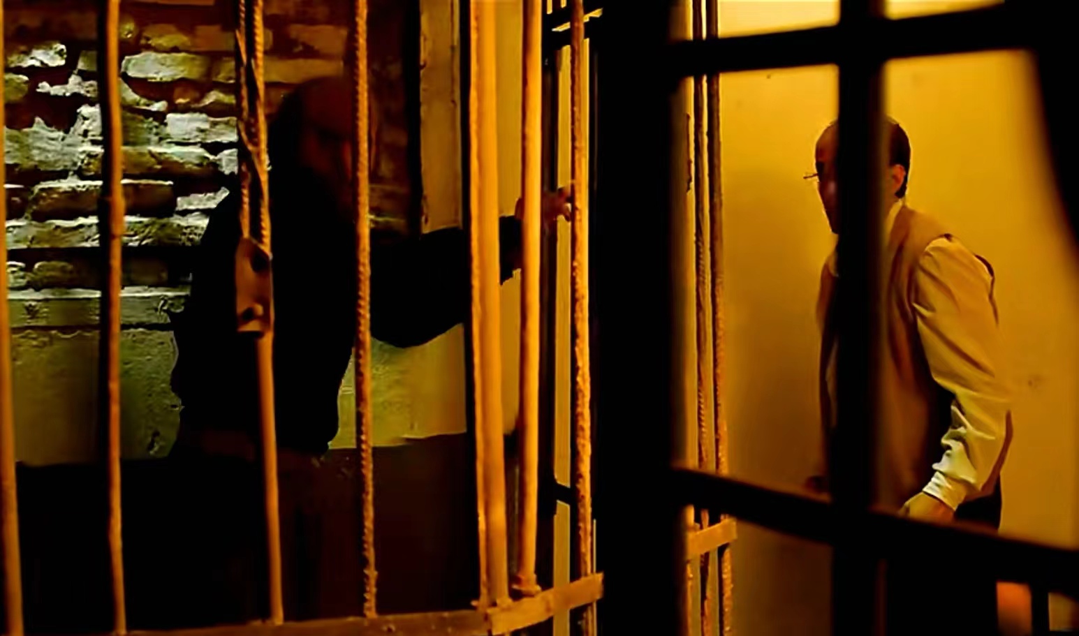 《谜一样的双眼》：与杀妻凶手无交流一起生活了25年，男子：复仇