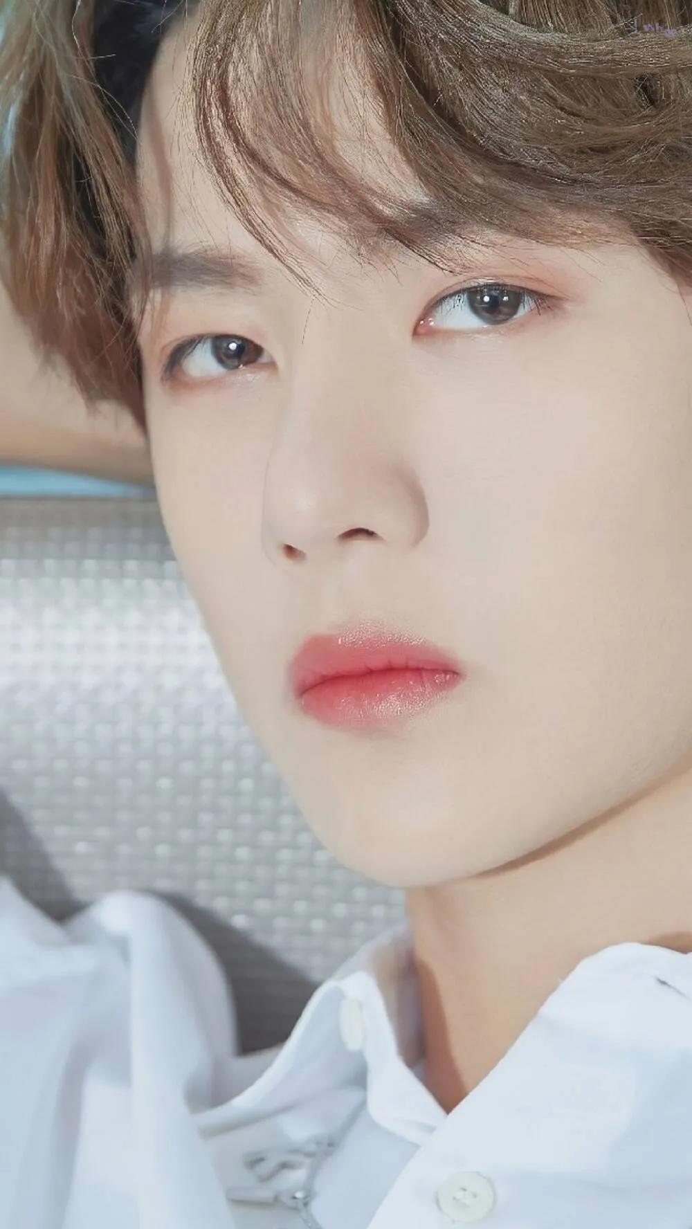 王一博的壁纸图片，你们最喜欢哪张呢