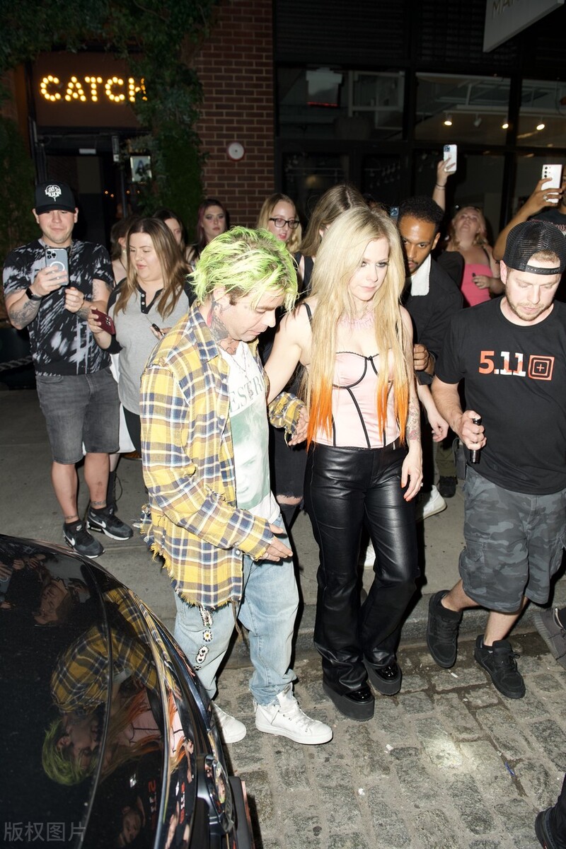 艾薇儿与未婚夫Mod Sun在纽约外出相互搀扶感情好