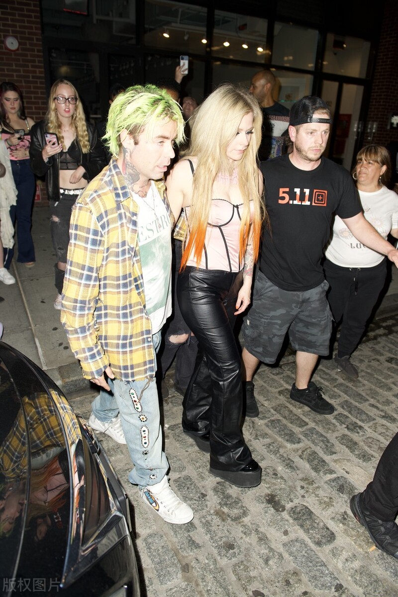 艾薇儿与未婚夫Mod Sun在纽约外出相互搀扶感情好