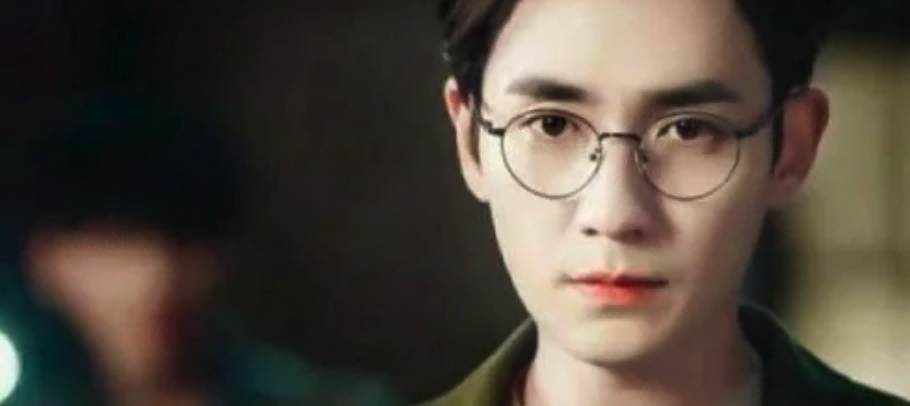 同样是“眼镜造型”，把肖战王一博和吴启华放一起，差距就出来了