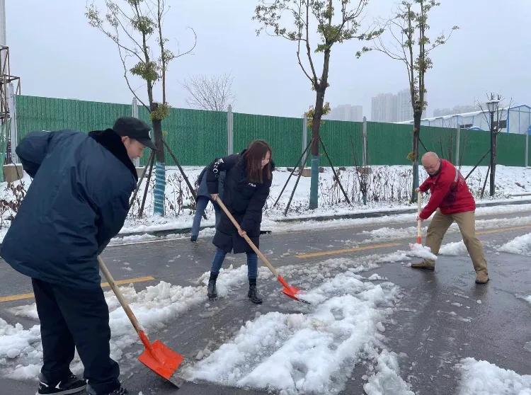 扫雪除冰保畅通 齐心协力暖人心