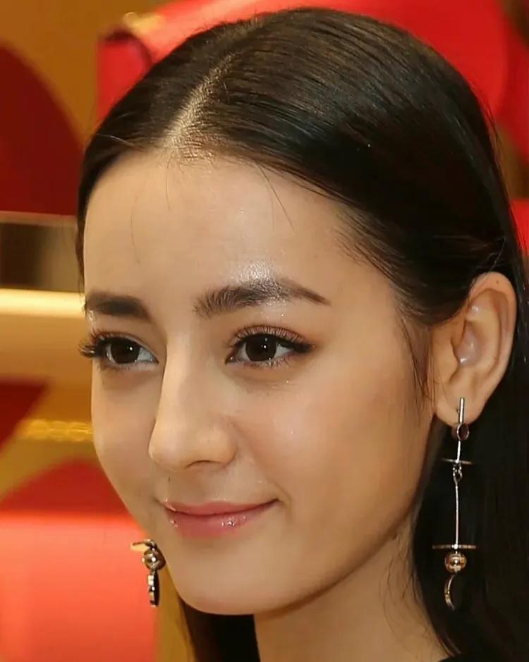 高清镜头下的热巴；五官非常精致迷人