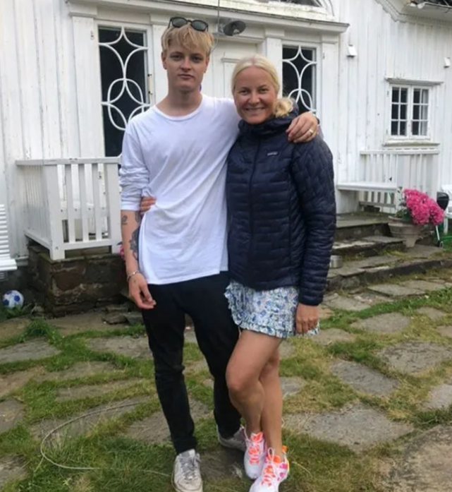 挪威公主18岁，王室拍全家福庆祝，被“赶走”的同母异父哥哥现身