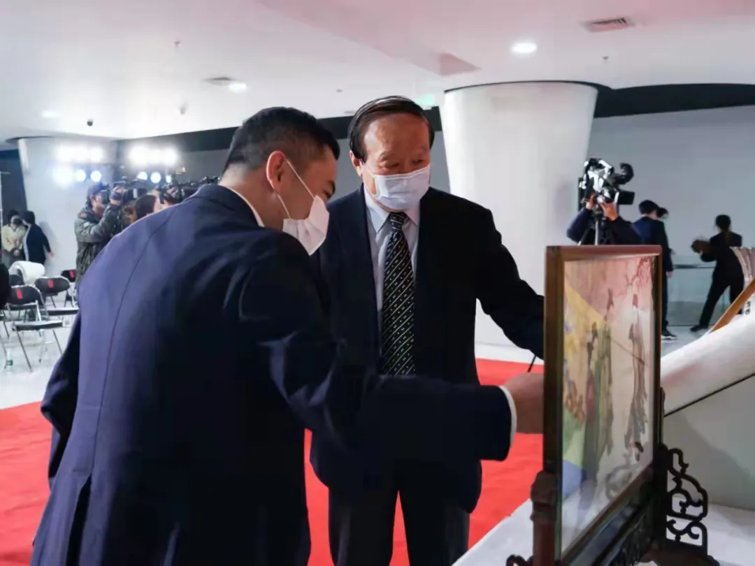 针尖上的奥运，指尖上的拼搏—北京奥运博物馆收藏《仕女蹴鞠图》