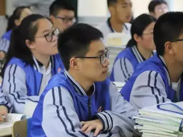 高考当天为啥不能穿校服？过来人说出答案，防止作弊只是一方面