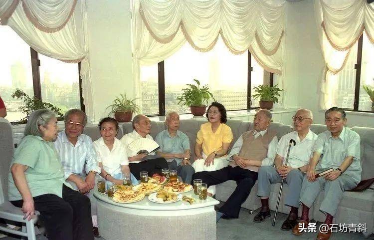 吴茵33岁确立“东方第一老太婆”的地位，终身未育，晚年写回忆录