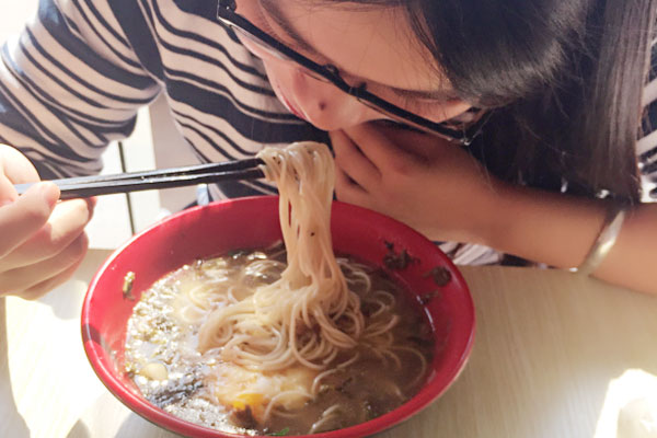 胃不好的人，吃多了容易撑，怎么办？分享4招，让你吃得饱又养胃