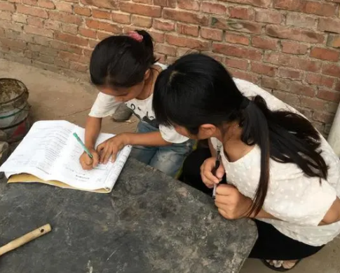 小学生在家上网课，却因坐姿“不雅”，被网友吐槽是总裁上班