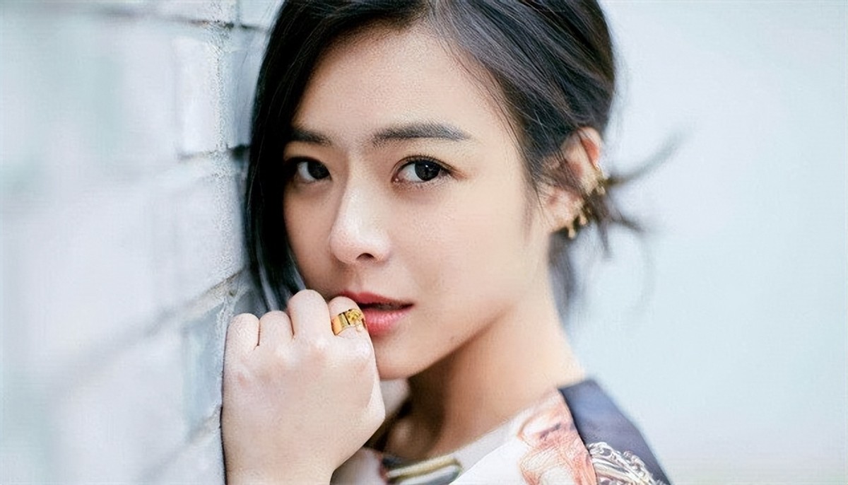 原东方卫视主持人陈辰，低调嫁歌唱家余笛，今被丈夫宠成少女