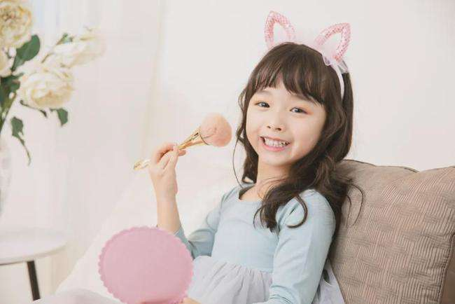 爸爸一动不动配合女儿为其化妆，妆后效果令人笑喷，网友：真喜感