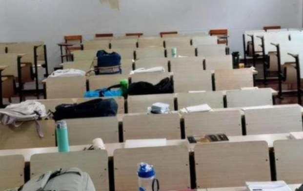 清华教室实拍图走红，顶级学府也“内卷”，网友却说高学历低素质