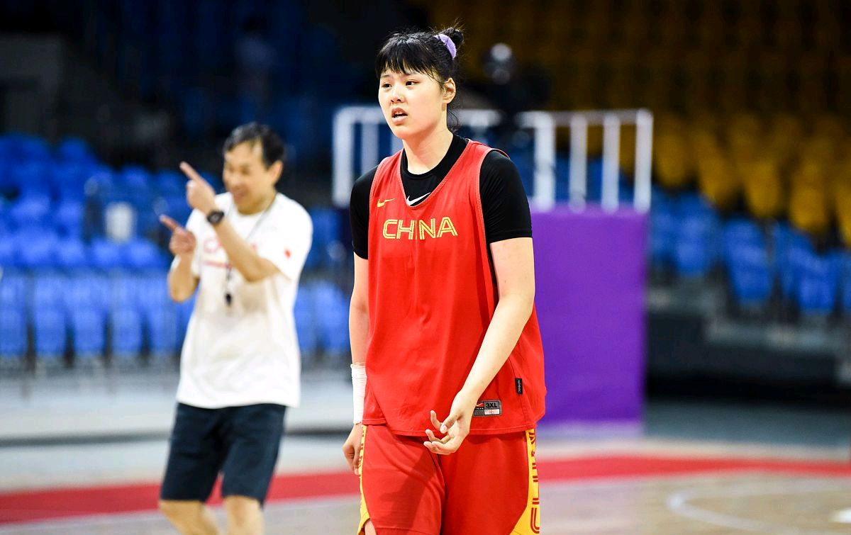 李月汝13字微博暴露情感危机！球迷呼声一边倒，赵义明也很郁闷