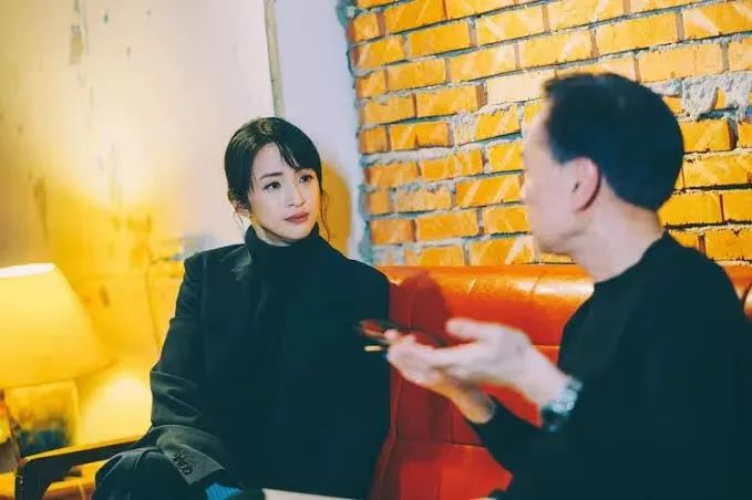 林依晨因老公缺席坐月子患产后抑郁，自我感动式婚姻被外人质疑