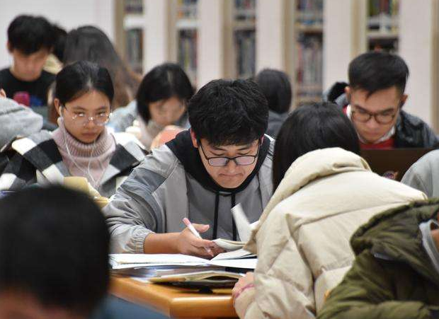 著名毒鸡汤：凌晨四点的哈佛、清华深夜的图书馆，你还在信吗？