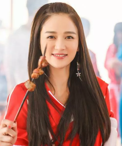 44位明星驾驭的红色服饰典雅大方，由内而外散发出自然的美感