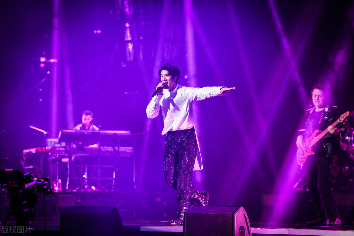 李靓蕾控诉王力宏10小时后，有6名明星受牵连，有的甚至连夜报警