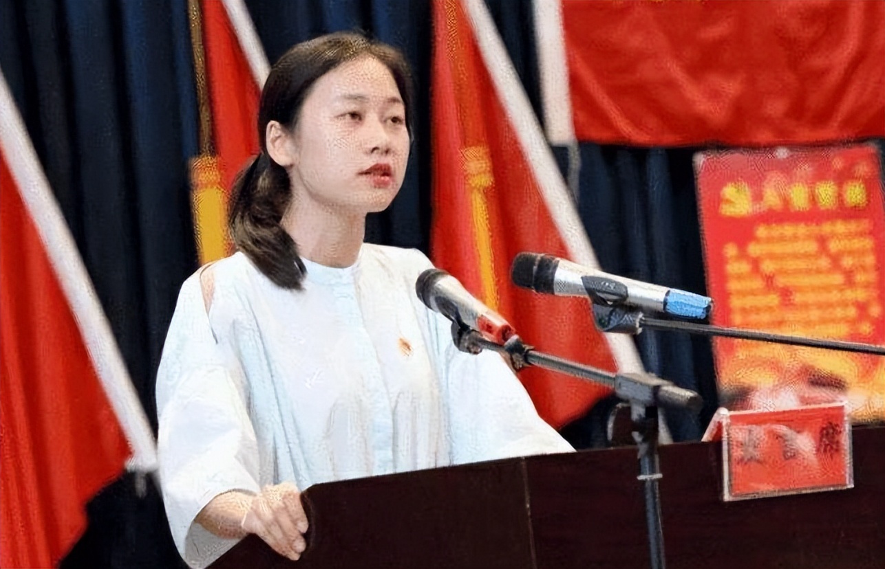 大学生想要申请入党，“决定权”在谁手里？并非是辅导员老师