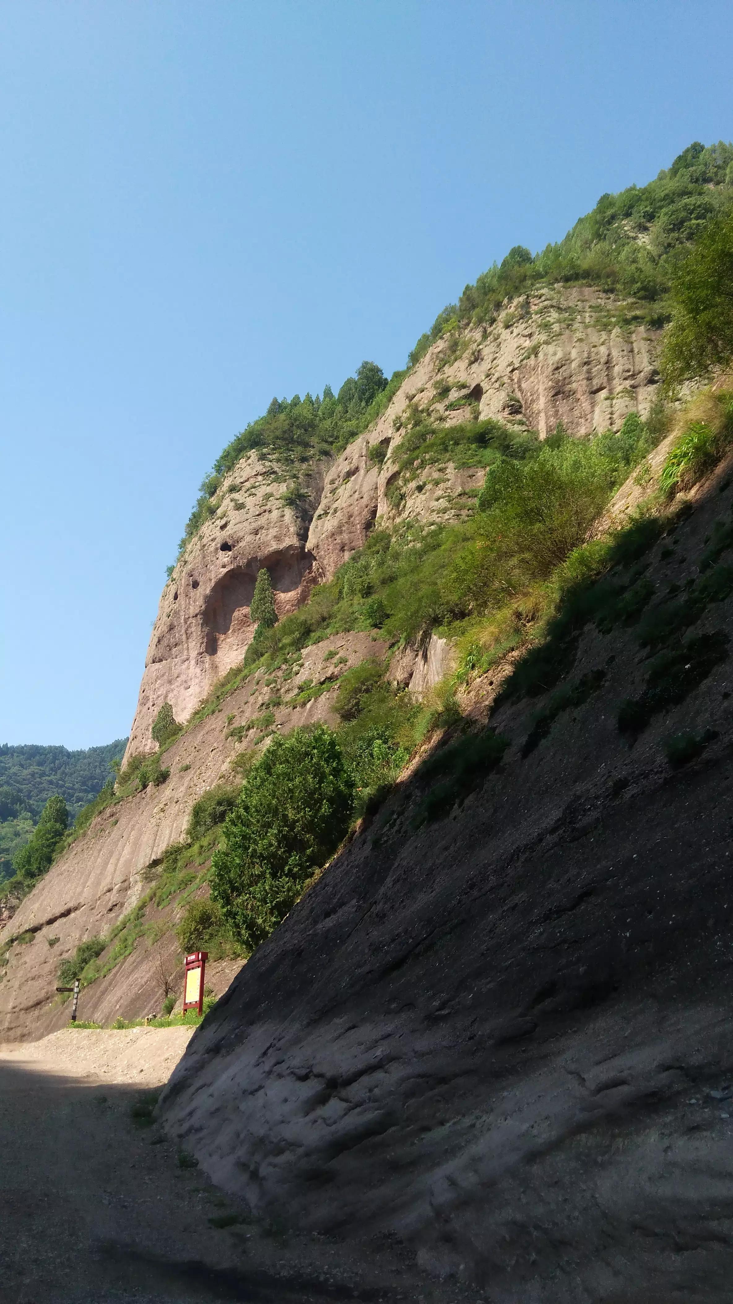 第二天天刚亮,我们便再次来到灵宝峡景区,还没开门,我们已准备就绪