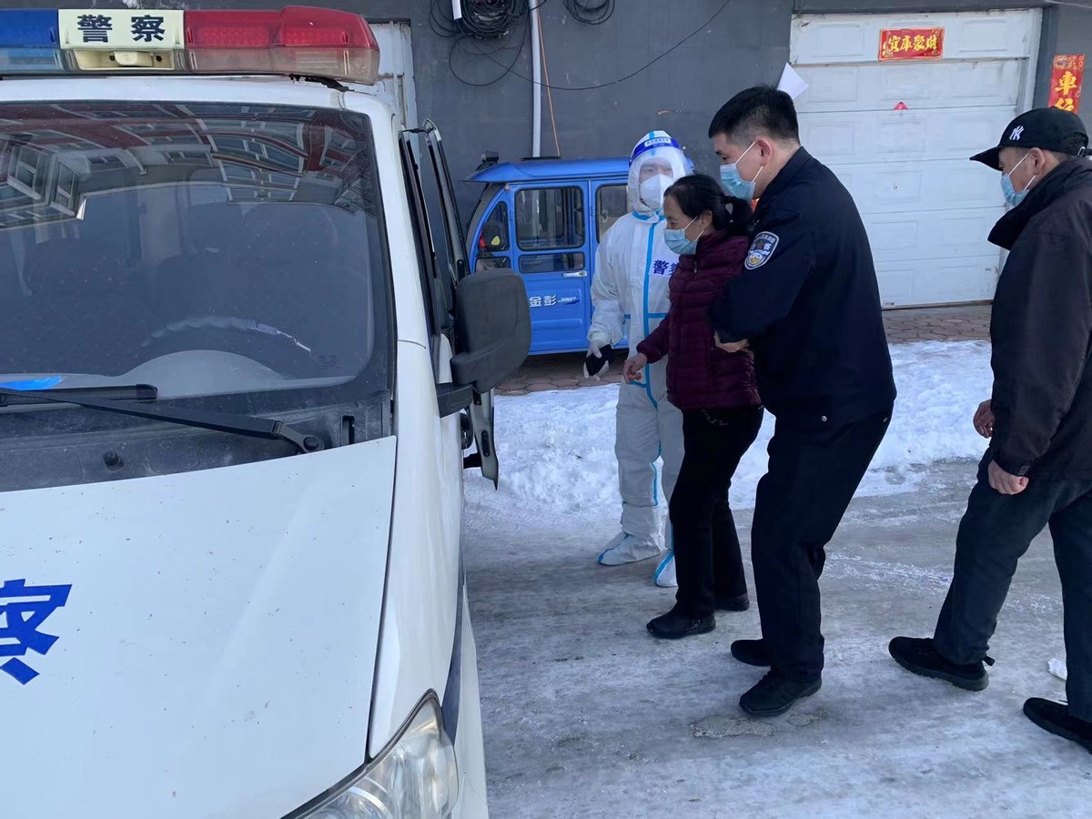 女子路边晕倒 民警暖心相助