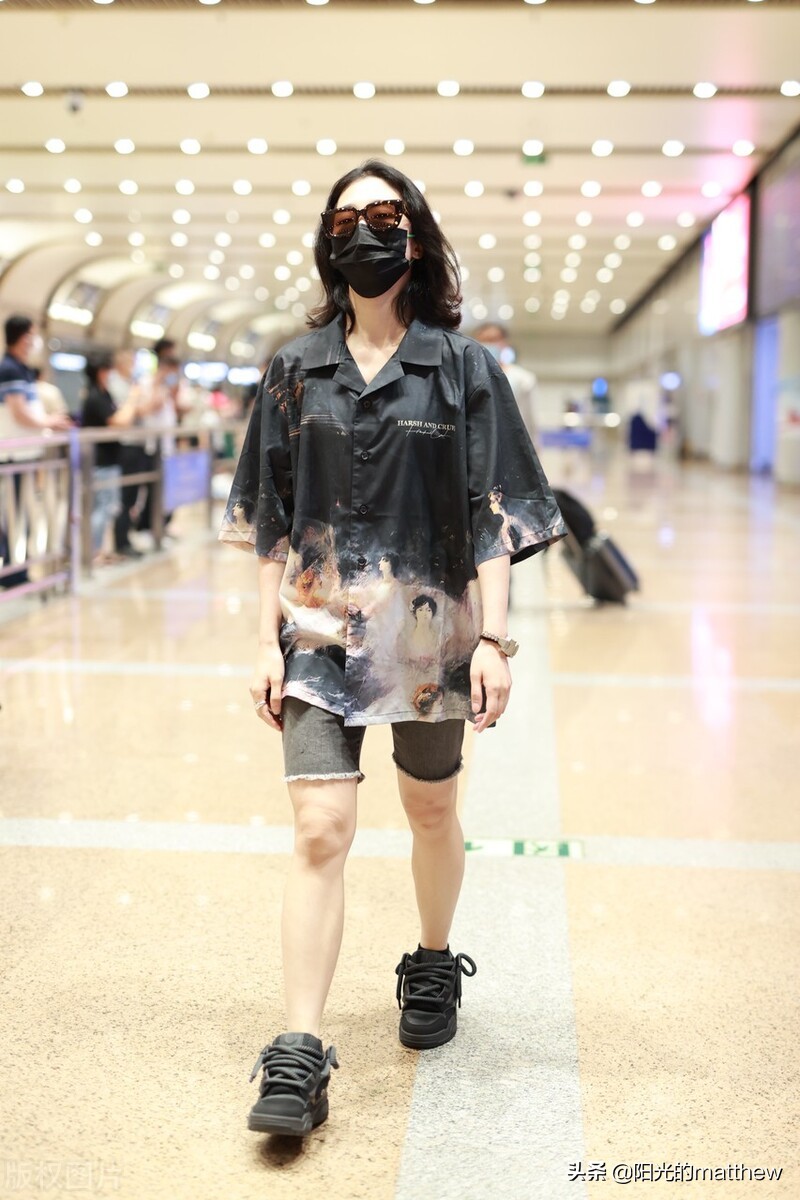 郭颖穿印花衬衫戴超大墨镜现身机场，大步流星气质高冷