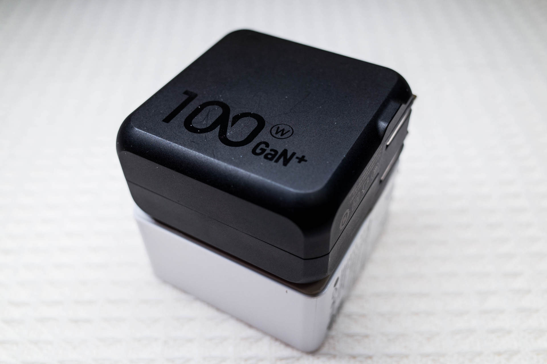 充电一个就够了：AOHI 100W氮化镓充电器