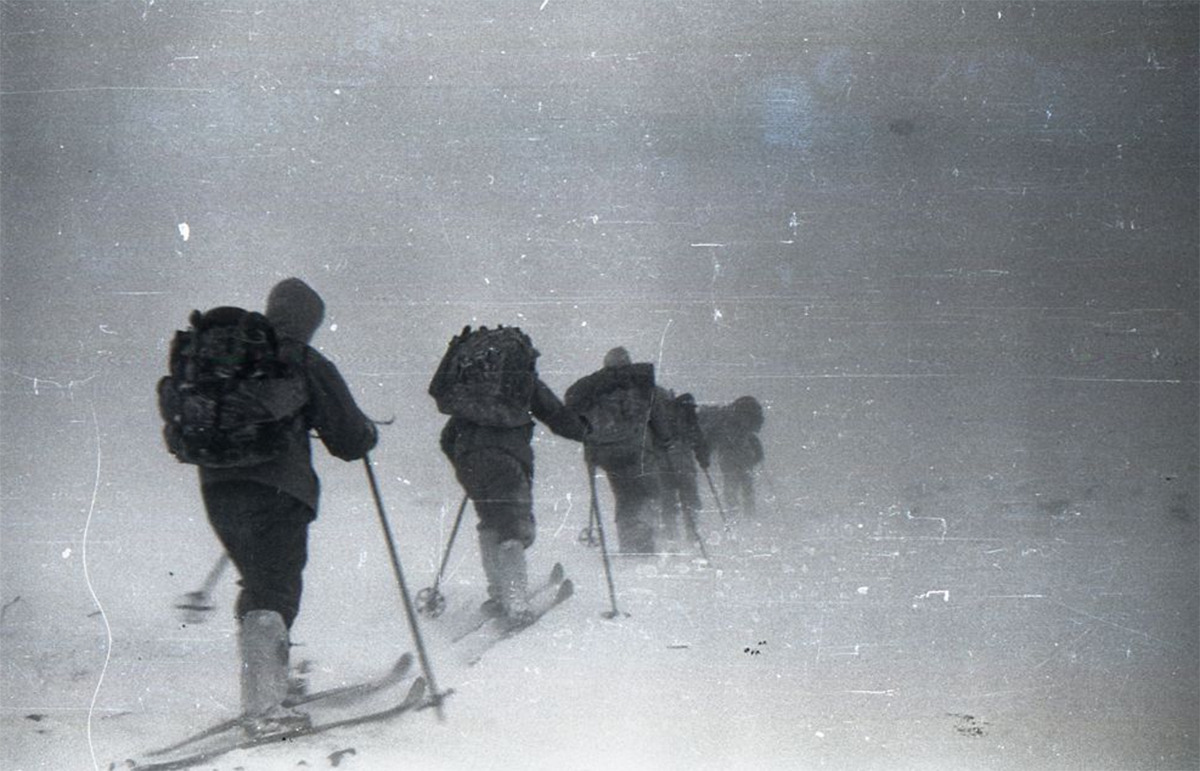 1959年登山事故，9名滑雪客离奇身亡，遗体被辐射，频现怪异线索