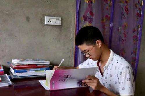 父母残疾全家靠吃野菜度日，大哥辍学打工供他上学，如今考进清华