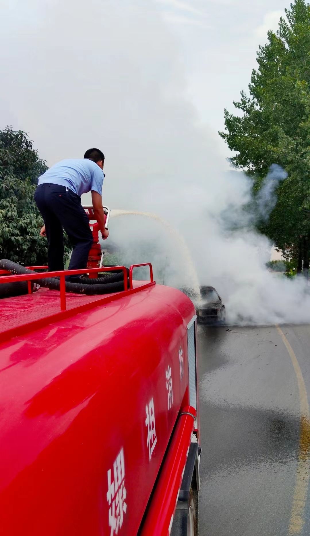 盛夏面包車路中自燃 遠安民警丟下飯碗奮力將火撲滅