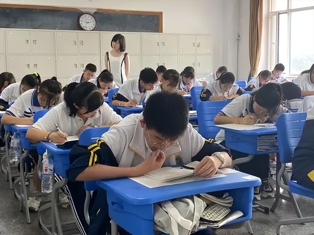 高考题会比模拟题简单吗？资深教师：真相可能出乎你的意料