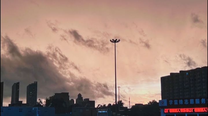 郑州“7·25”大暴雨，天空变黑后又变绿，接着又变黄，为何会这样