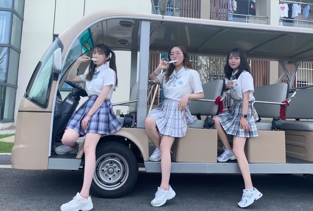 大学生毕业照穿“JK制服”，大长腿回头率极高，却被指伤风败俗