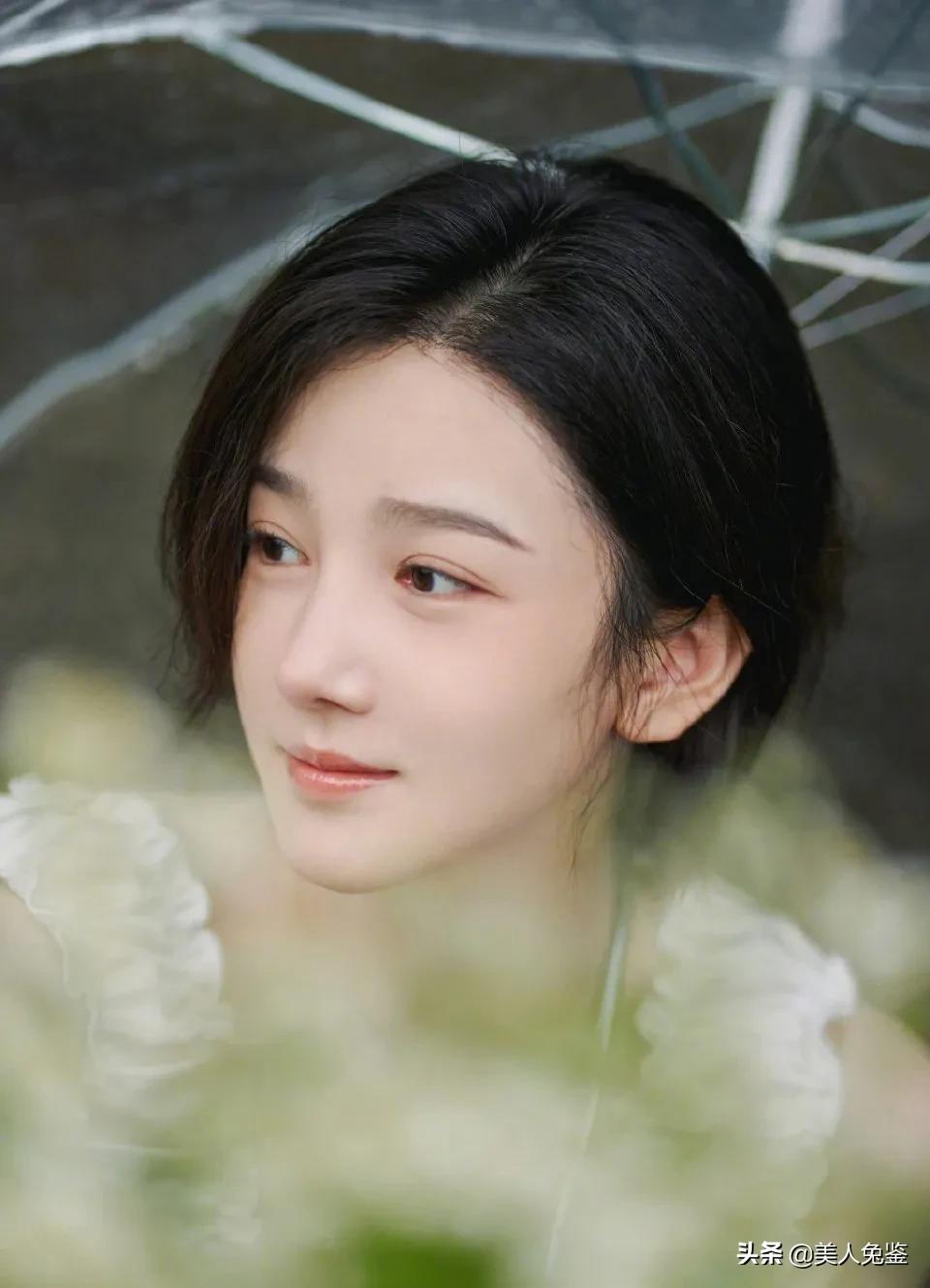 陈小纭发短发写真,化身雨中精灵