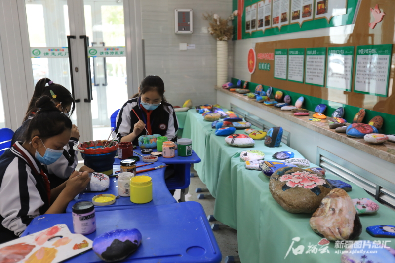 乌鲁木齐市第127中学学生绘制“石头画”(图1)