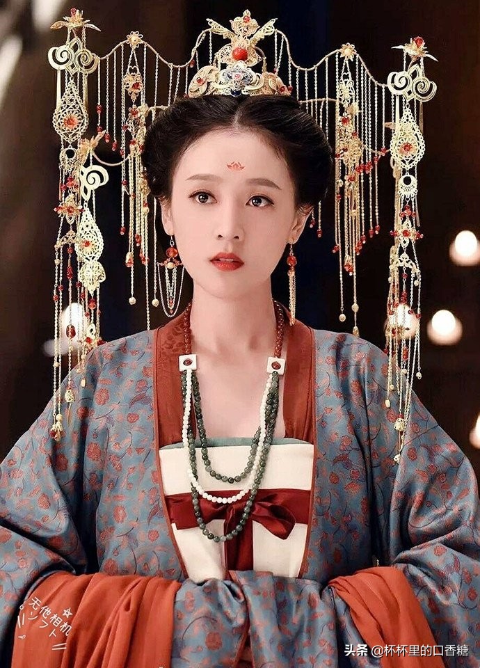 9位女星蓝色系嫁衣!热巴《枕上书》华丽霸气,李沁《楚乔》经典