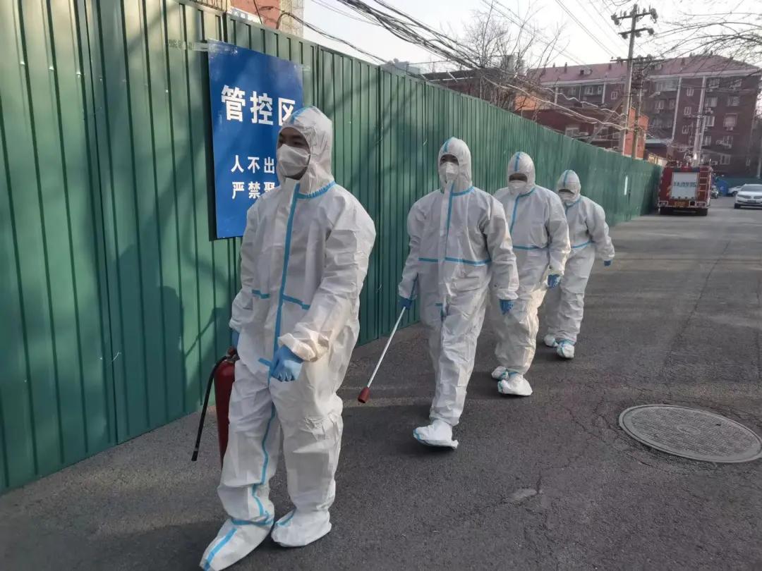 为了人民群众的平安幸福，“火焰蓝”化身“战疫白”