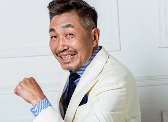 64岁杜源近况罕曝光，戴大金镯子与孙子现身商场，四处闲逛无人识