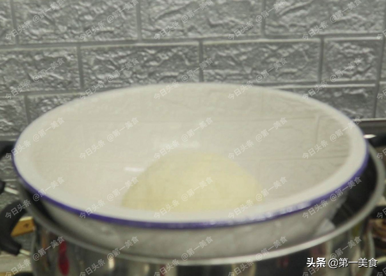 过年蒸包子，冷水上锅、热水上锅区别大了，用对方法包子蓬松暄软