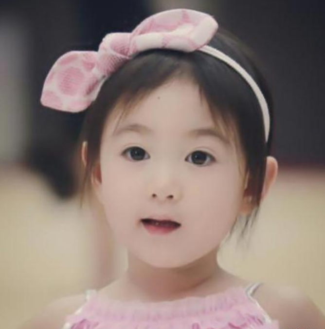 8岁奥莉长大了！婴儿肥变小美女，紧搂爸爸合影场面温馨