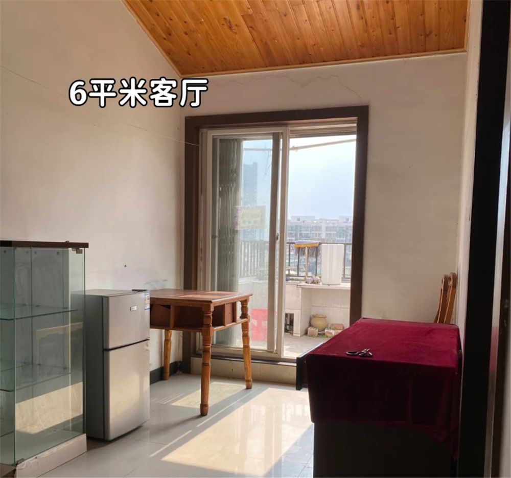 她低价租下楼顶“自建房”，环境虽破旧，却有20㎡露台和3间卧室