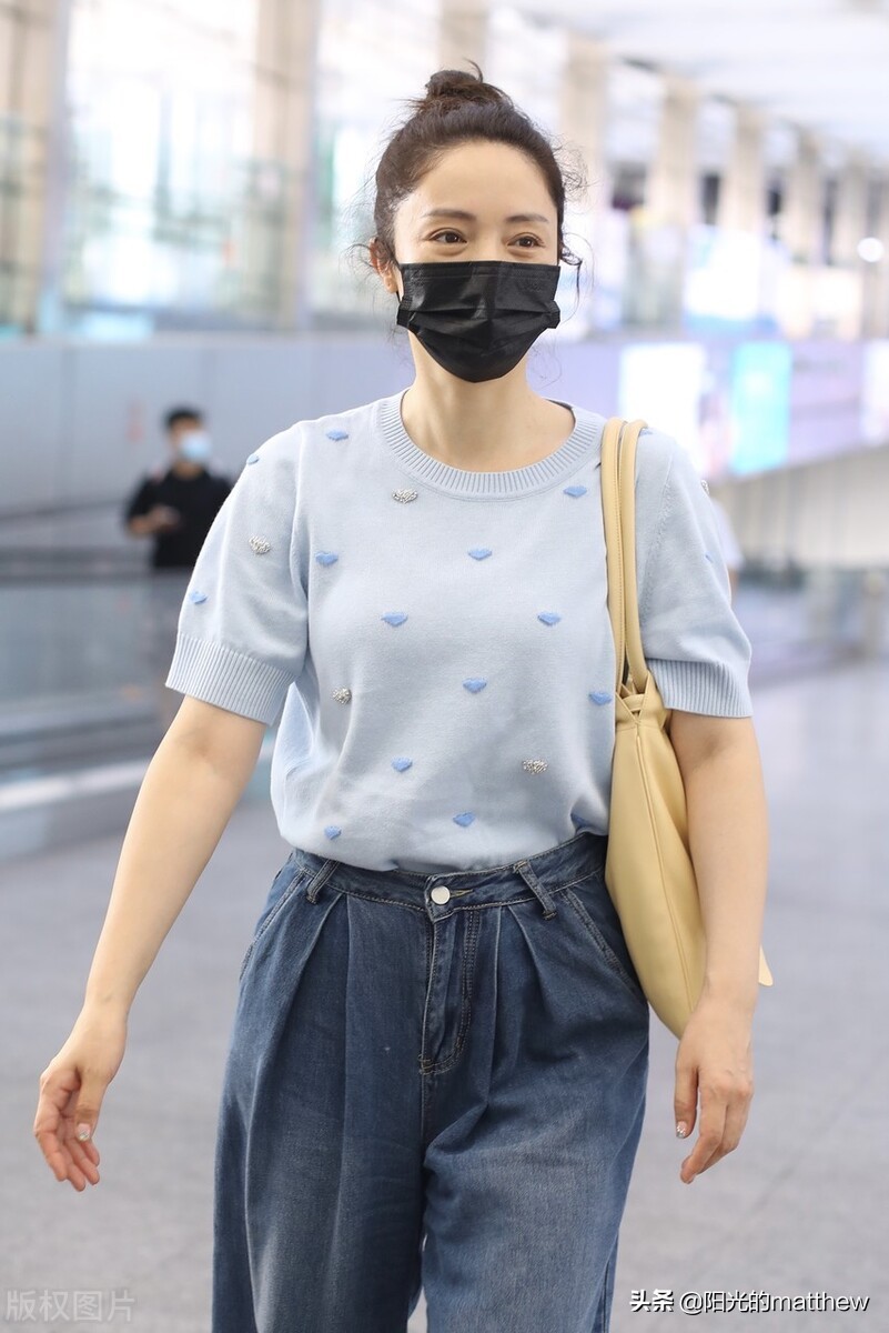 董璇现身北京机场，蓝色短袖上衣搭配阔腿牛仔裤休闲随性