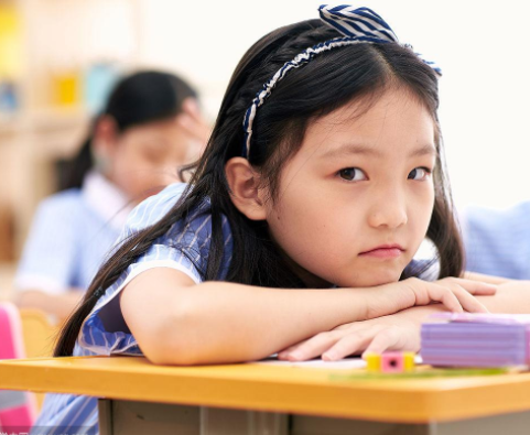 小学生在家上网课，却因坐姿“不雅”，被网友吐槽是总裁上班