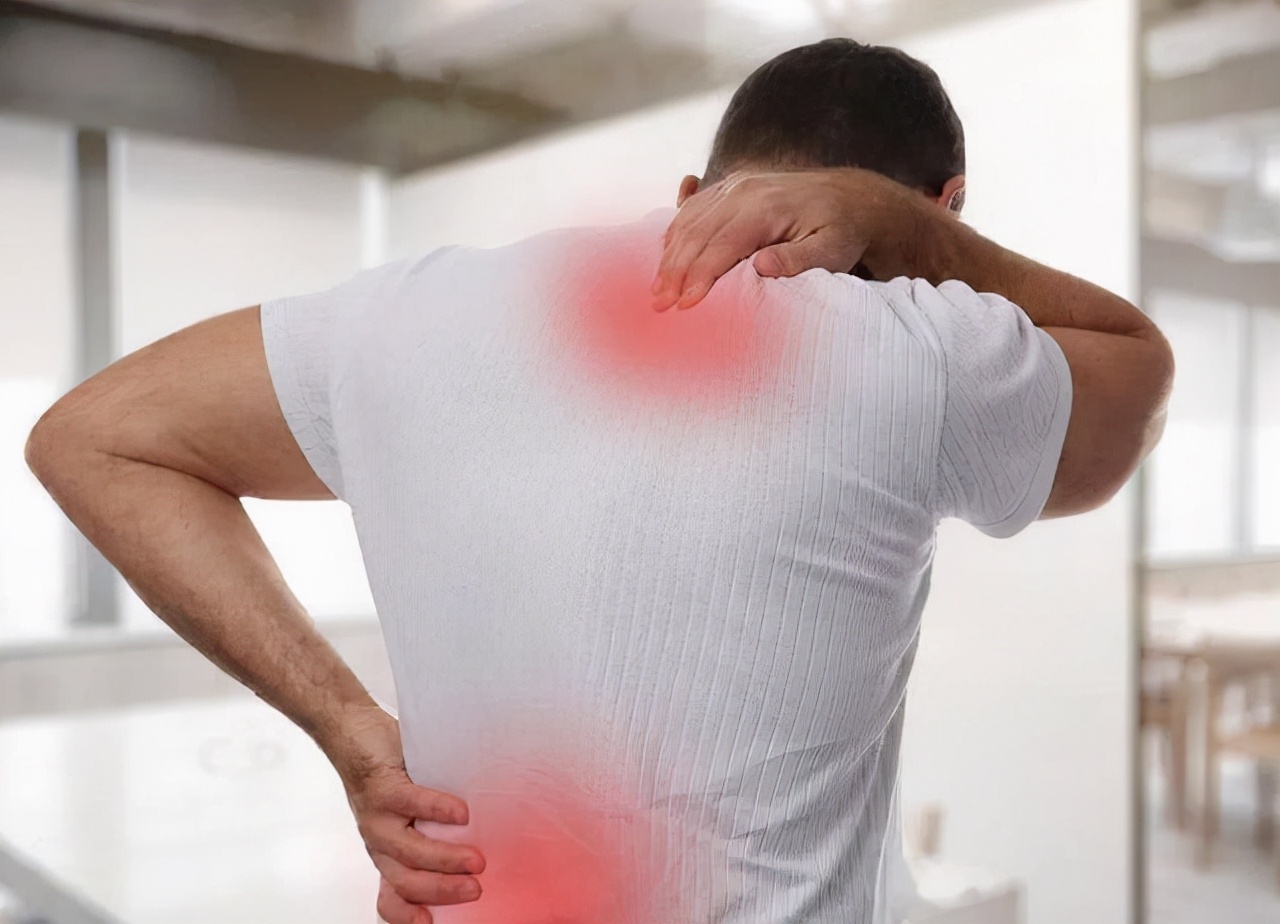 后背疼痛不一定是累的，提醒：或许与这3种疾病有关，别大意