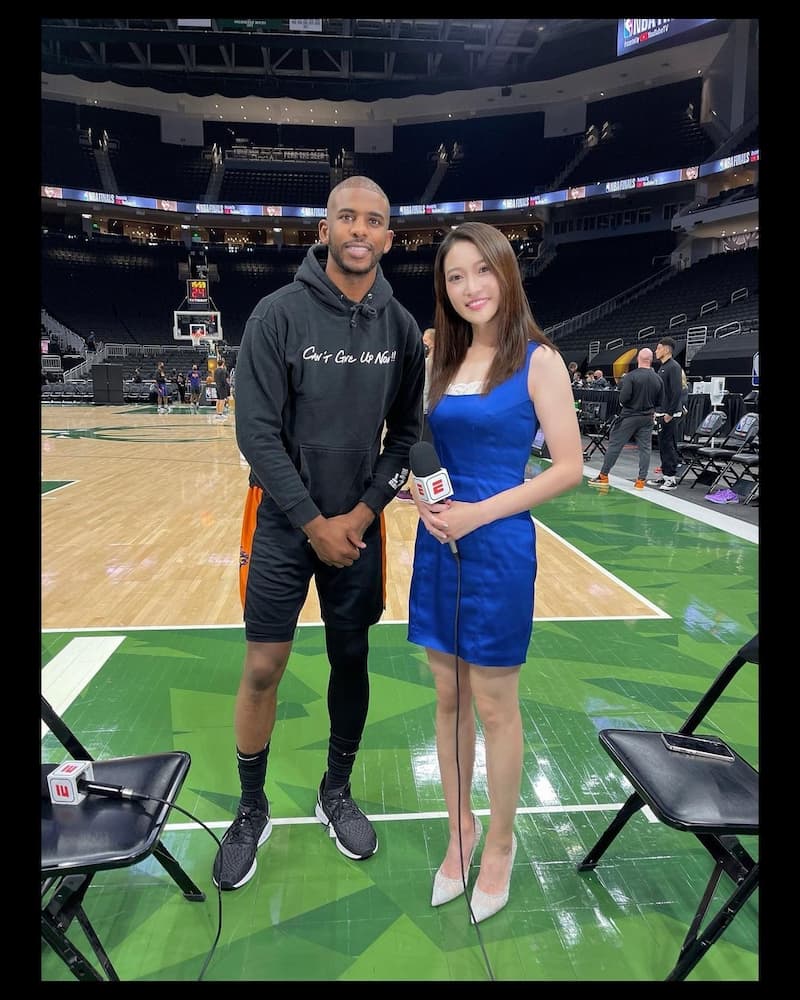 腾讯nba女记者有哪些(NBA场边美女记者电眼魅力惊人，直接收服球星与球迷们的心)