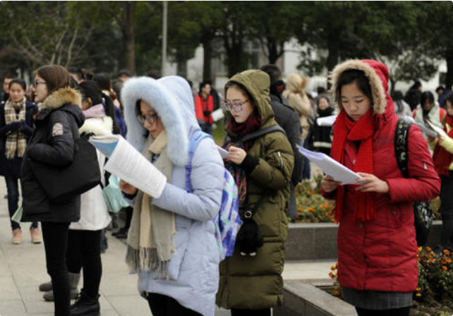 有点亏，博士最快28岁才能毕业，大学生想考编进体制内得抓紧了