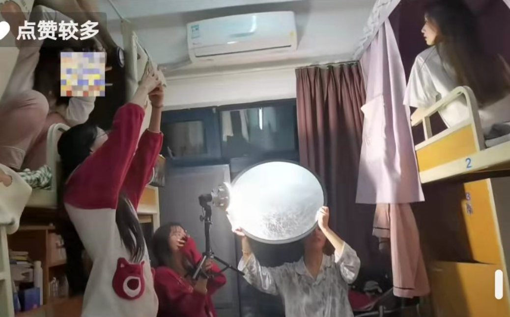 封校后的大学生都在做什么？男生宿舍玩捉迷藏，女生宿舍演宫斗剧