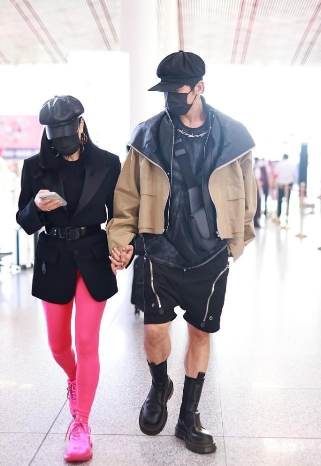 钟丽缇和女儿同框似“姐妹”，亮片羽绒服配白靴，看腿可真瘦