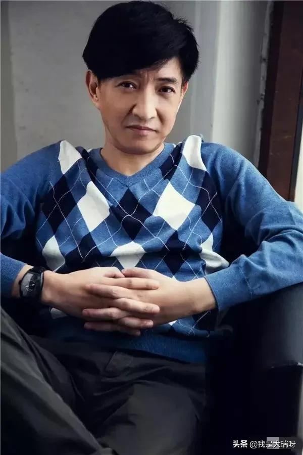 老戏骨冯远征晒合照配文：五虎也时尚！被批：蹭流量，不合适