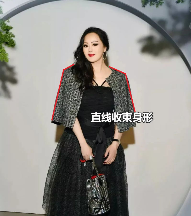 微胖女人穿衣还得看章小蕙，近60岁身材珠圆玉润，依旧美艳显贵